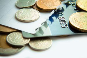 Kreditkort och euro-mynt